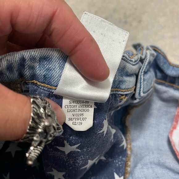 EUC Women’s Size 0 (26” Waist) Old Navy Cut-off Denim Shorts Stone Washed Blue - Picture 10 of 11